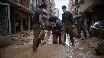 Voluntarios limpian los estragos ocasionados por la DANA, a 3 de noviembre de 2024, en Paiporta, Valencia, Comunidad Valenciana (España). La Generalitat valenciana ha decidido limitar durante la jornada de hoy el tránsito de personas en los municipios más afectados por la DANA, que el pasado 29 de octubre arrasó la provincia de Valencia y que deja ya una cifra de fallecidos de más de 210. Además, se ha decretado un nivel de alerta naranja por lluvias de hasta 150 litros por metro cuadrado en estas zonas.
03 NOVIEMBRE 2024
Alejandro Martínez Vélez / Europa Press
03/11/2024
