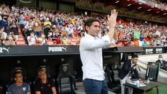 Marcelino saluda a Mestalla, que le recibi&oacute; con una sonora ovaci&oacute;n. 