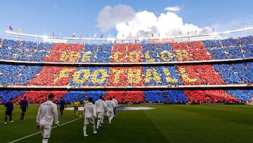 BARCELONA, SPAIN - OCTOBER 28: Players of Barcelona and of Real Madrid walk onto the field prior the La Liga match between FC Barcelona and Real Madrid CF at Camp Nou on October 28, 2018 in Barcelona, Spain. (Photo by TF-Images/Getty Images) CLASICO 
 PUB