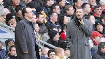 <b>RIVALIDAD. </b>Benítez y Mourinho compiten por su primer título en Inglaterra, esta tarde en Cardiff.