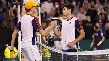 Jannik Sinner y Carlos Alcaraz se saludan tras su partido en el Masters 1.000 de Par&iacute;s.