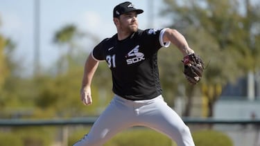 Who is in the running to win the Cy Young award for the American League and the National League?