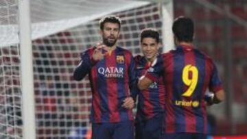 Suárez acude a felicitar a Piqué por su gol.