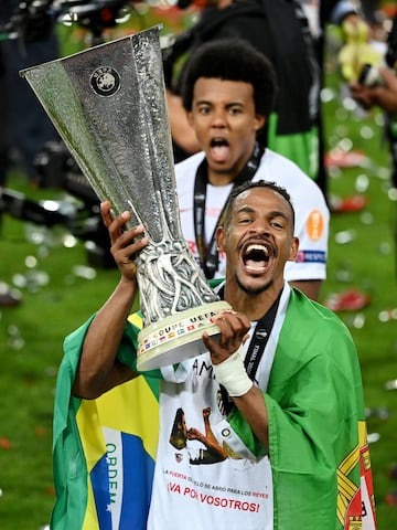 18 Títulos: 2 Superligas turcas, 4 ligas portuguesas, 3 copas portuguesas, 1 Copa turca, 1 Copa de la Liga inglesa, 5 Supercopas portuguesas y 2 Europa League.