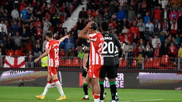 Rachad se lleva las manos a la cabeza durante el Almería - Betis.