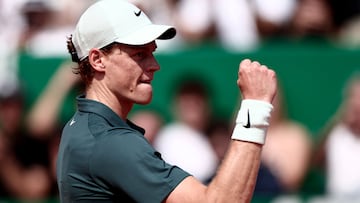Jannik Sinner celebra su triunfo contra Alexander Zverev en Montecarlo.