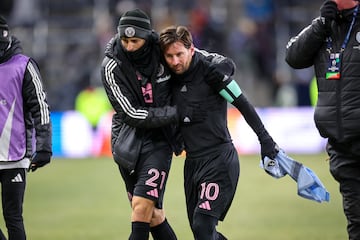 Nicols Freire junto a Lionel Messi tras el pitido final del encuentro.