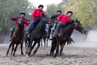 Se trata de un deporte muy físico, donde los jinetes ponen a prueba su fuerza, destreza y control absoluto del caballo en un ambiente de gran intensidad.
