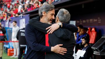 PAMPLONA, 24/04/2025.- El entrenador del Osasuna, Vicente Moreno (i), saluda al entrenador del Sevilla, Joaquín Caparrós, este jueves, durante el partido de la jornada 33 de LaLiga EA Sports, entre el Osasuna y el Sevilla, en el estadio El Sadar de Pamplona. EFE/ Villar López