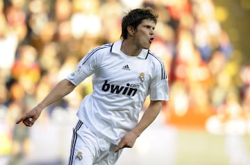 El delantero neerlandés jugó en el Real Madrid la temporada 2008-09 en la que jugó 20 partidos y anotó 8 goles. La temporada (2009-10) siguiente fichó por el Milan donde disputó 30 encuentros y marcó 7 goles hasta su salida en 2010.