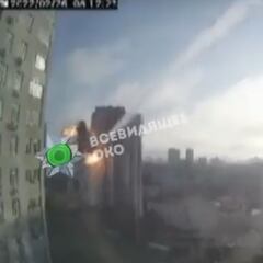 El estremecedor momento en el que un misil impacta contra un edificio en Kiev