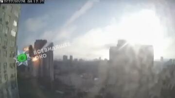 El estremecedor momento en el que un misil impacta contra un edificio en Kiev