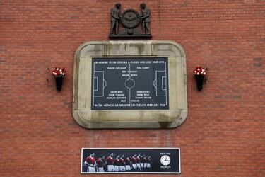 James y Mina visitan al United en día histórico para los 'Reds'