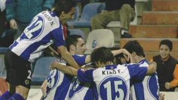 <b>PIÑA. </b>Los jugadores del Hércules se abrazan tras el gol conseguido por Tote que daba la victoria ante el Celta.