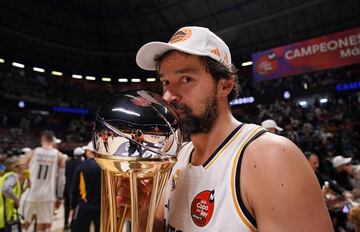 Sergio LLull, capitán del Real Madrid, con el trofeo de la Copa del Rey.