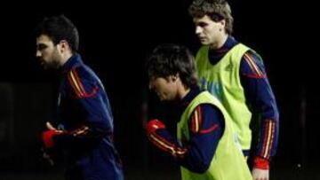 <b>A POR UN PUESTO. </b>Cesc, Silva y Llorente, en un entrenamiento.