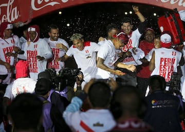 Soccer Football - Peru v New Zealand - 2018 World Cup Qualifying Playoffs - National Stadium, Lima, Peru - November 15, 2017. Peru's players celebrate their victory. REUTERS/Douglas Juarez