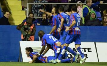 El delantero del Levante Víctor Casadesús, celebra con sus compañeros el gol marcado al Valencia durante el partido de la decimosegunda jornada de Liga que disputado esta tarde en el estadio Ciutat de Valencia.