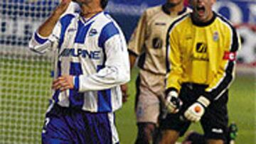 Rubén Navarro celebra su gol.