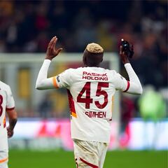 Osimhen deja a Mourinho a 8 puntos