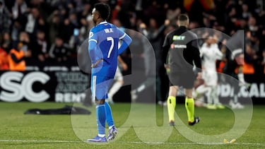Durante la celebración del tercer gol del Albacete, un aficionado lanza una cáscara de plátano desde la grada mientras Vinicius permanece en el terreno de juego.