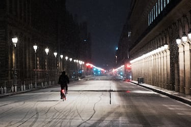 La capital francesa se ha levantado esta mañana con un espectáculo invernal digno de postal.