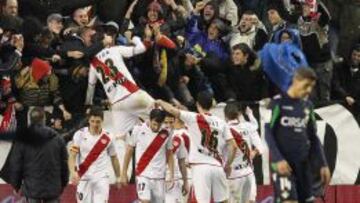 Delibasic celebró su gol subiéndose a una valla publicitaria para festejarlo con la afición. Eso le costó una tarjeta amarilla.