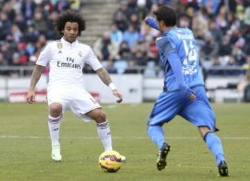 El jugador del Getafe Pedro León, y Marcelo, del Real Madrid, durante el partido de la decimonevena jornada de la Liga BBVA.