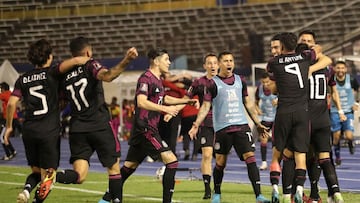 Los jugadores de la selecci&oacute;n de M&eacute;xico celebran el tanto de la victoria contra Jamaica.