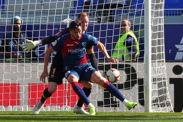 Debutó con el Huesca en la temporada 18/19 con 32 años 