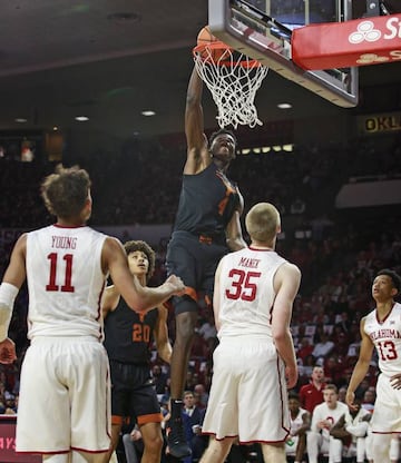 Mohamed Bamba realiza un mate ante los Oklahoma Sooners.