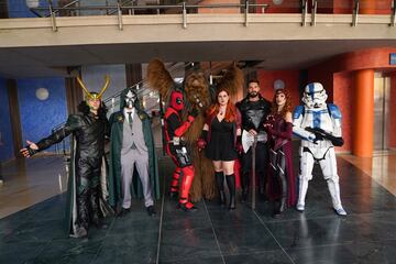 Cosplayers y visitantes comparten risas y fotos durante la convención.