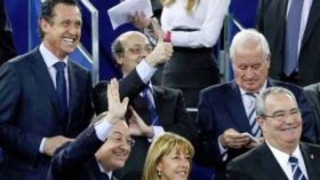 <b>PALCO. </b>Pérez junto a Miró (Generalitat) y Santamaría (directivo).