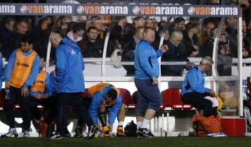 Wayne Shaw en el banquillo durante el partido de quinta ronda de la FA Cup que disputó su equipo, el Sutton United de quinta división, contra el Arsenal.