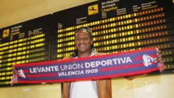 Mauricio Cuero pos&oacute; con la bufanda del Levante a su llegada al aeropuerto de Manises.
