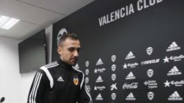 Paco Alc&aacute;cer, delantero del Valencia.