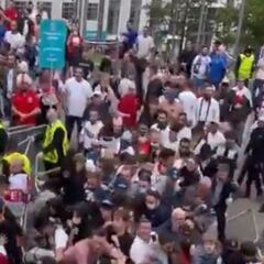 Un centenar de aficionados ingleses siembran el pánico en Wembley