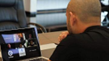 El Príncipe de Johor, en la conversación con Tebas.