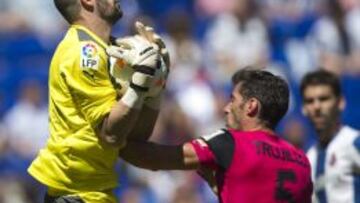 Kiko Casilla atrapa un balón ante la presencia de Trujillo.