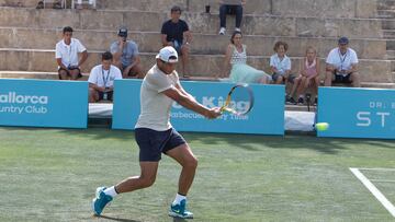 El tenista Rafael Nadal durante un entrenamiento abierto a la prensa, en el Mallorca Country Club, a 17 de junio de 20222, en Santa Ponça, Mallorca, Islas Baleares (España). El deportista español continúa entrenando para poder disputar el Campeonato de Wimbledon 2022 tras haber iniciado previamente el tratamiento de radiofrecuencias en el pie. Durante el entrenamiento, supervisado por el entrenador del mallorquín, Nadal compartió pista con el tenista Feliciano López, quién también participará en el torneo londinense.
17 JUNIO 2022;DEPORTE;ROLAND GARROS 2022;RAFA NADAL;TENISTA ESPAÑOL;ENTRENAMIENTO;CARLOS MOYÀ
Isaac Buj / Europa Press
17/06/2022