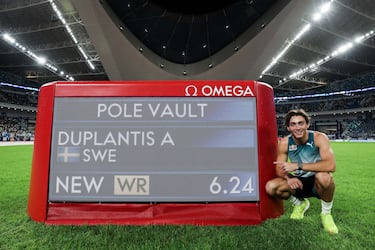 De todos los récords de este fotorrelato, quizás sea el más factible de romper. Pero por él mismo. Duplantis solo puede ser superado por Duplantis. Cuando parecía que la pértiga tenía a Renaud Lavillenie como su mayor icono, apareció un joven sueco nacido en Luisiana que lo cambió todo.
Duplantis superó los 6,16 metros del galo en 2020 con 6,17 metros. Tenía 20 años. Ahora, con 24, ya ha llegado a los 6,24 en abril. En los pasados europeos no pudo batirse a sí mismo, pero en la Diamond League en París o en los Juegos Olímpicos, también en la capital francesa, tendrá otra oportunidad. Solo tiene 24 años. Armand Gustav Duplantis.