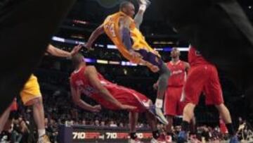 <b>BAJAN LOS LAKERS. </b>Kobe Bryant cae al suelo tras un choque con Brian Cook, ante la mirada de Chauncey Billups (máximo anotador del partido con 23 puntos).