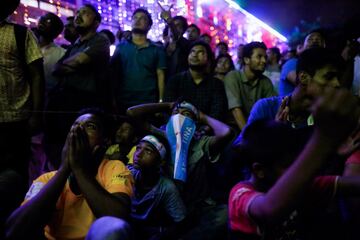 Aficionados de Bangladesh ven un partido del Mundial en su capital Daca.