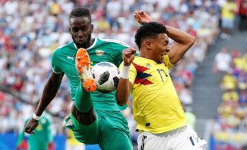 El jugador de Senegal, Salif Sane, en acción frente Johan Mojica durante el partido Senegal-Colombia, del Grupo H del Mundial de Fútbol de Rusia 2018, en el Samara Arena de Samara, Rusia, hoy 28 de junio de 2018