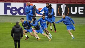 Los jugadores del Getafe, en el entrenamiento de ayer en Ámsterdam. En la imagen, Damián y Timor persiguen a Cucurella y Hugo Duro.