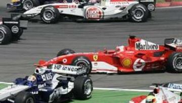 <b>DEL CAOS AL TRIUNFO.</b> Alonso, que fue alcanzado en la primera curva por Ralf Schumacher, se rehizo y se llevó el triunfo final.