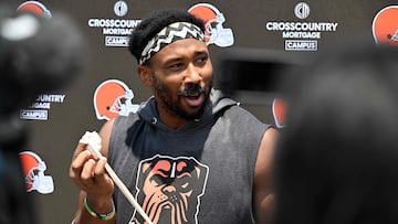 El defensivo de los Browns tuvo la idea de poner tumbas en su jardín para el Halloween de 2021 donde cada una tenía el nombre de los QB que ha capturado.