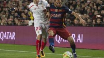 Arda controla el balón ante Vitolo.