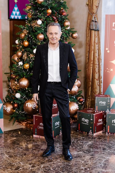El periodista Pedro Santos posa durante la presentación de la programación navideña de RTVE en el Teatro Real de Madrid.   