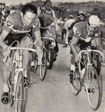 Poulidor  tras su caida en el Tour 1968. El 14 de julio, Día Nacional de Francia, en la etapa con llegada en Albi, una moto de prensa provocó un accidente en cadena que golpeó en la rueda Poulidor y acabó con el francés en el asfalto sufriendo heridas en el rostro, codos y rodillas.